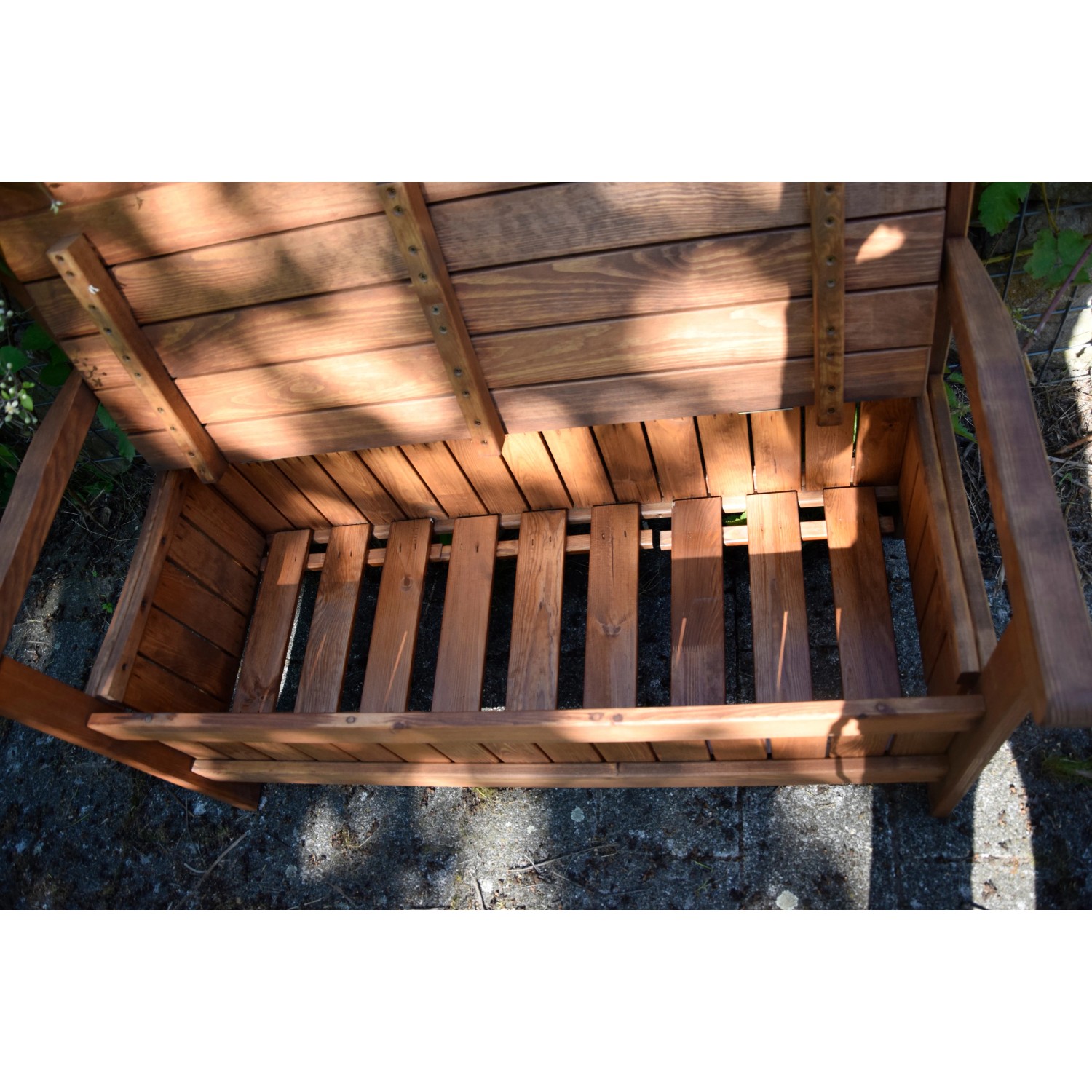 Geöffnete, braune Dobar Gartenbank aus Kiefernholz mit Stauraum, 2-Sitzer.