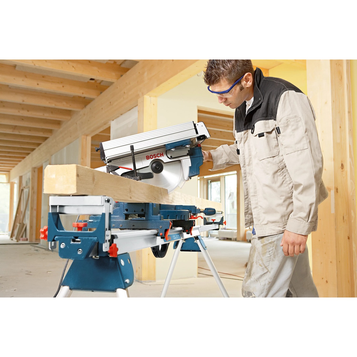 Bosch Professional GTM 12 JL Kombisäge mit 305 mm Kreissägeblatt im Einsatz.