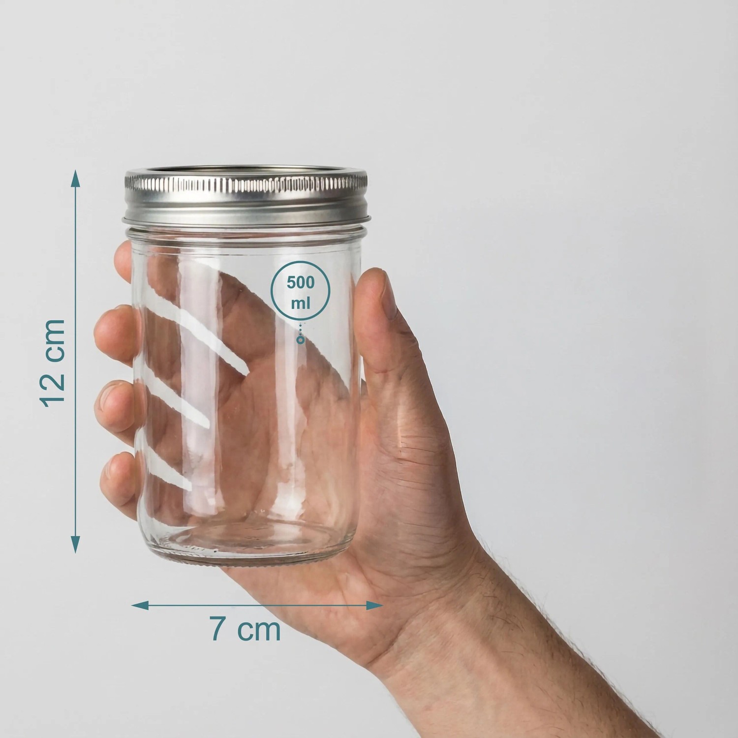 Transparentes Relaxdays Einmachglas 500 ml mit silbernem Schraubdeckel, 12x7 cm, in Hand. Für Einkochen & Aufbewahrung.
