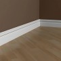 Weiße PROFHOME Sockelleisten (18 Stk.) an brauner Wand und Holzboden.
