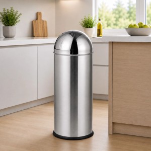 Silberner Edelstahl Mülleimer mit Push-Deckel in moderner Küche. Zylindrischer Abfalleimer mit schwarzem Schutzring, 70 Liter.