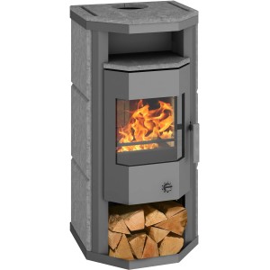 Wamsler Küchenofen Naturstein Grau 6 kW mit Holzscheiten im Lagerfach und brennendem Feuer im Brennraum.