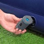Bestway PowerTouch Akku-Luftpumpe beim Aufpumpen einer Luftmatratze.