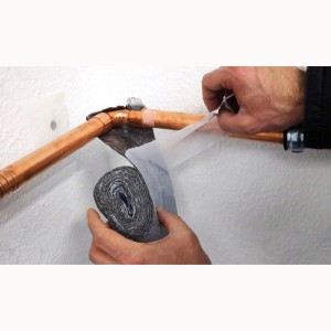 Selbstklebendes Scorprotect Vlies Wickelband mit Dampfsperre (100mm) wird um ein Heizungsrohr gewickelt.