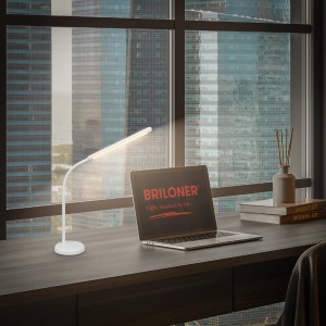 Weiße Brilo LED-Tischleuchte Mura mit Touchdimmer und schwenkbarem Kopf auf Schreibtisch.
