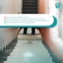 Selbsthaftendes Scorprotect Abdeckvlies (1x50m) auf Treppe, weißes Schutzvlies für Renovierung.