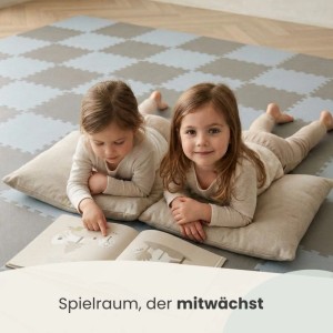LittleTom Puzzlematte: Zwei Kinder lesen auf grau-blauer Spielmatte mit Kissen.