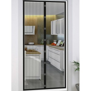 Schwarzer Insektenschutz Magnetvorhang (100x220cm) an einer Tür, schützt vor Insekten.