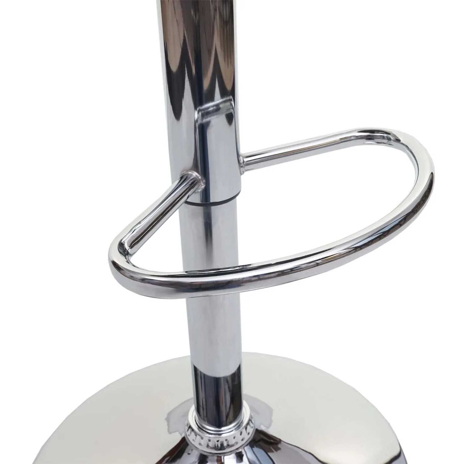 Detailaufnahme: Verchromtes Gestell und Fußstütze des MCW Barhocker A67 2er-Sets.