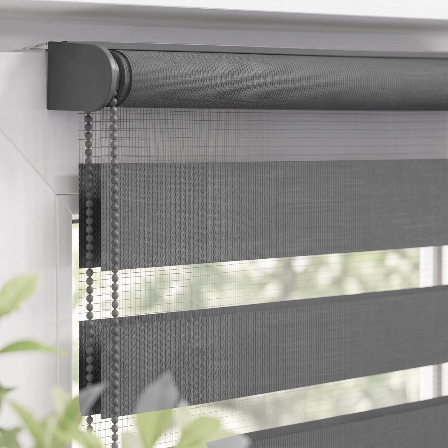 Graues Doppelrollo Klemmfix am Fenster. Duo Rollo mit transparenten und blickdichten Streifen für regulierbaren Sichtschutz.