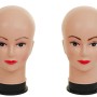 Zwei weibliche Mannequin-Köpfe aus Polypropylen, haarlos, mit geschminktem Gesicht auf schwarzem Standfuß für Perücken, Schmuck, Kopfbedeckungen.