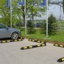 UvV Ecopark Radstopper in Schwarz-Gelb als Anfahrschutz auf einem Parkplatz.