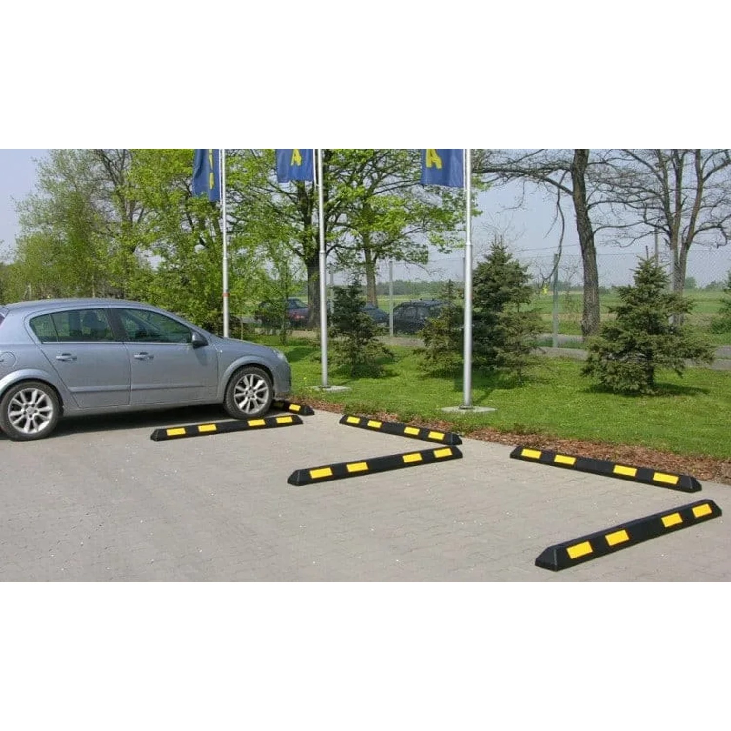 UvV Ecopark Radstopper in Schwarz-Gelb als Anfahrschutz auf einem Parkplatz.