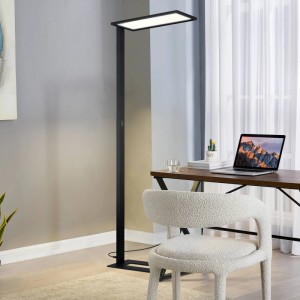 Schwarze, dimmbare PRIOS LED Bürostehleuchte Taronis aus Aluminium im modernen Arbeitszimmer.