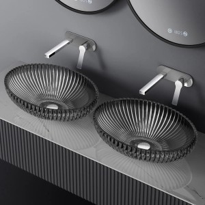 Zwei ovale Emke Aufsatzwaschbecken aus schwarzem Glas im modernen Bad.