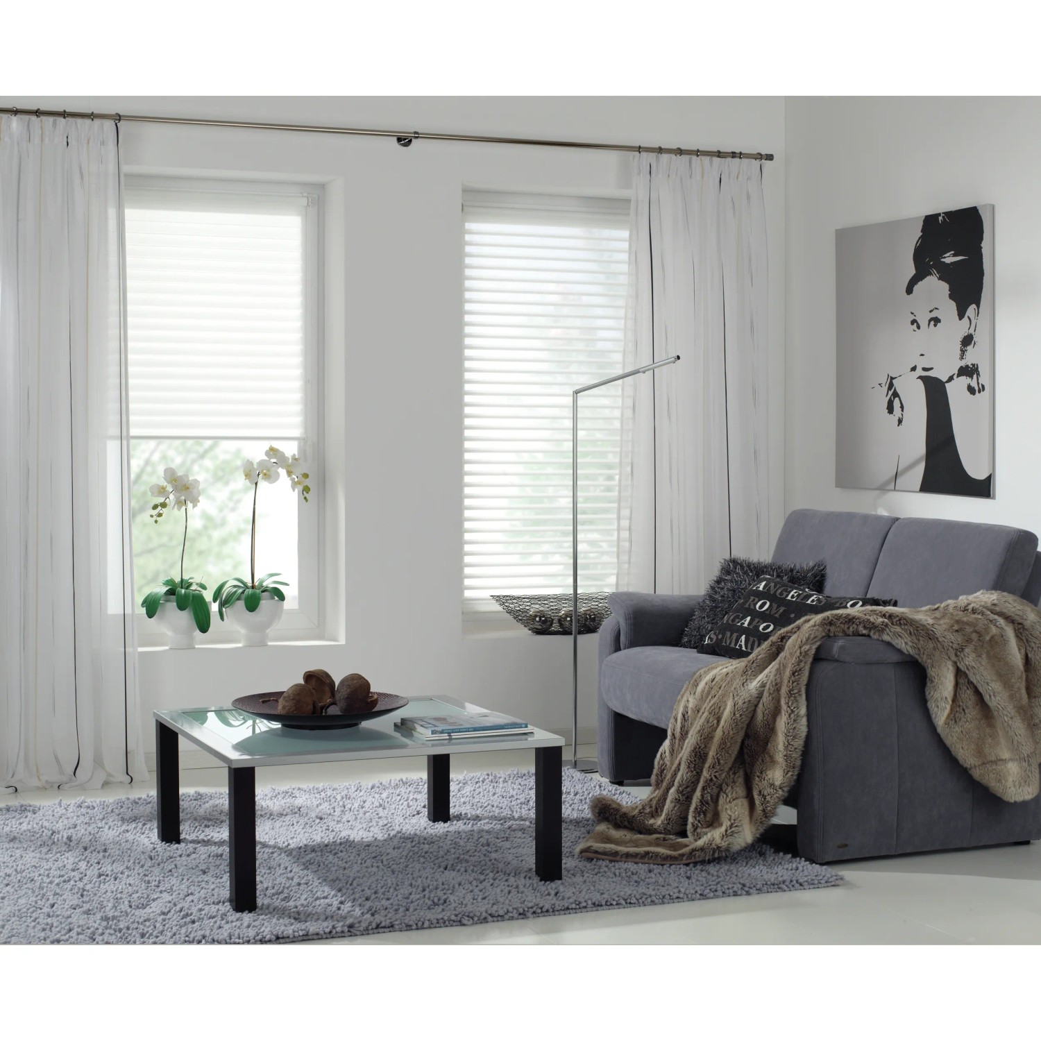 Gardinia Chicago Gardinenstange Titan, 20 mm Durchmesser, 160 cm Länge, montiert in modernem Wohnzimmer.