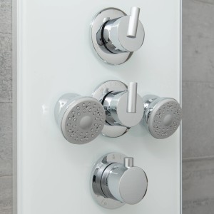 Detailaufnahme: Weißes Glas Duschpaneel mit Thermostat und Massagedüsen.