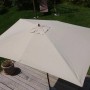 Quadratischer, creme-farbener MCW Sonnenschirm Lissabon 3x4m auf einer Holzterrasse.