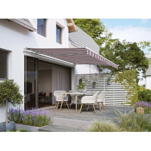 Gelenkarmmarkise Aventura (4x2,5m) in Bordeaux-Beige-Weiß spendet Schatten auf Terrasse mit Gartentisch.
