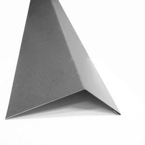 Graues Weka Traufblech für Anbau 2 und Gartenhaus Batu 3, Detailansicht.