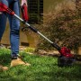 Einhell Akku-Rasentrimmer GE-CT 18/28 Li mit Akku im Einsatz auf Rasenfläche.