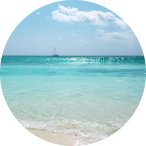 Selbstklebende, runde Tapete mit Lagune, blau-türkis, mit Segelboot, Ø 125 cm.