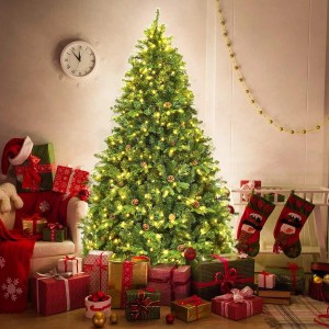 Großer künstlicher Weihnachtsbaum 210 cm mit warmweißen LED-Lichtern und Kiefernzapfen, festlich dekoriert mit Geschenken.
