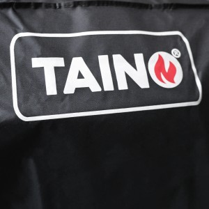 Schwarze Taino Hero Grillabdeckung mit weißem Logo. Wetterschutz für BBQ Grills.