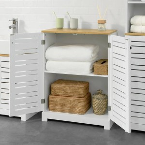 SoBuy Badschrank BZR41-W mit Lamellentüren, offen, mit Handtüchern und Deko.