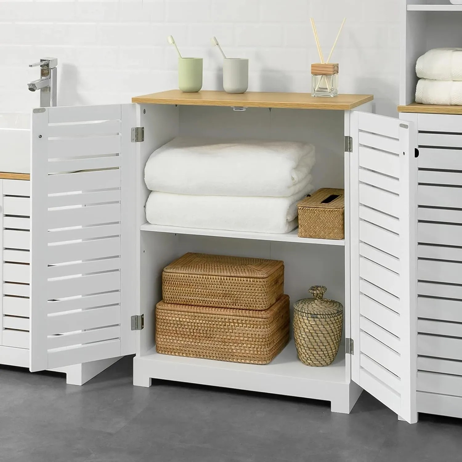 SoBuy Badschrank BZR41-W mit Lamellentüren, offen, mit Handtüchern und Deko.