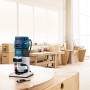 Bosch Professional GKF 600 Kantenfräse im Handwerkerkoffer, blau/schwarz, auf Werkbank.