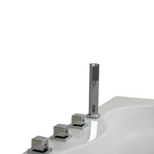 Detailaufnahme der Basera® Nendo Eck-Whirlpool Badewanne mit Armaturen und Handbrause.
