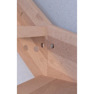 Detailansicht: StarWood Treppe Rhodos Buche, gewendelt, mit Setzstufen und Bohrlöchern.