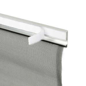 Detailaufnahme: Windhager Lamellentürvorhang Alu mit Klettband zur Montage. Insektenschutz für Türen.