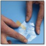 Anwendung eines CF Aqua Patch Pflasters zur Pool Reparatur, gezeigt durch Hände.