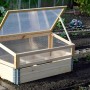 Frühbeet Pflanzbeet mit Untersatz Größe L aus Kiefernholz und Polycarbonat-Aufsatz.