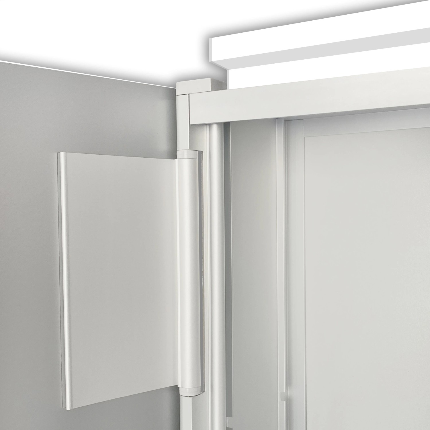 Detailaufnahme: DSK Spiegelschrank Aluminio Vegas, Alufarben, Scharnier.