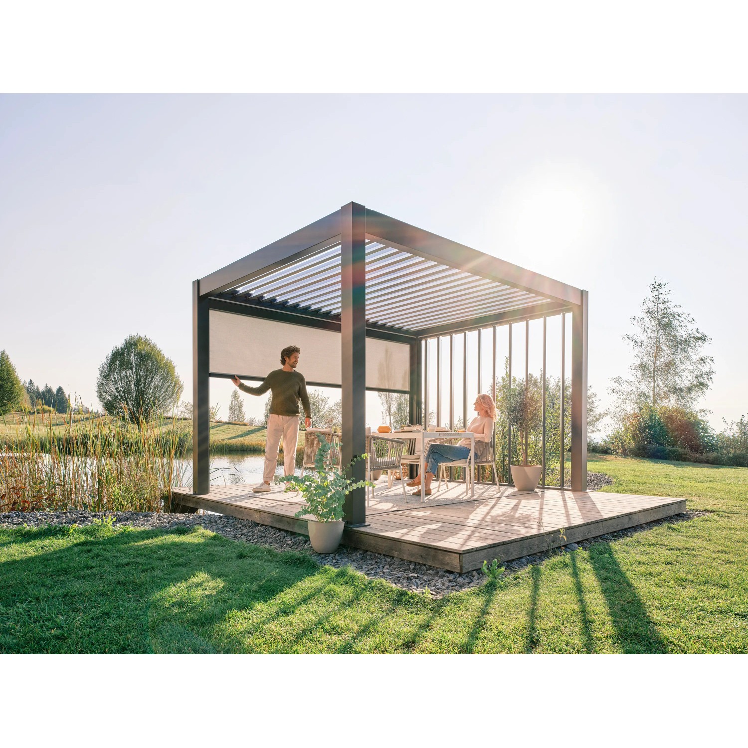 Biohort Sonnenschutzrollo, dunkelgrau-metallic, an Pergola montiert. Effektiver Sonnen- und Sichtschutz.