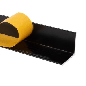Schwarzes KARAT Winkelprofil, selbstklebend, 2,45x2x100 cm, für Kanten und Abschlüsse.