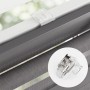 Graues Doppelrollo Klemmfix am Fenster, Detail des Klemmträgers. Duo Rollo für regulierbaren Sichtschutz ohne Bohren.
