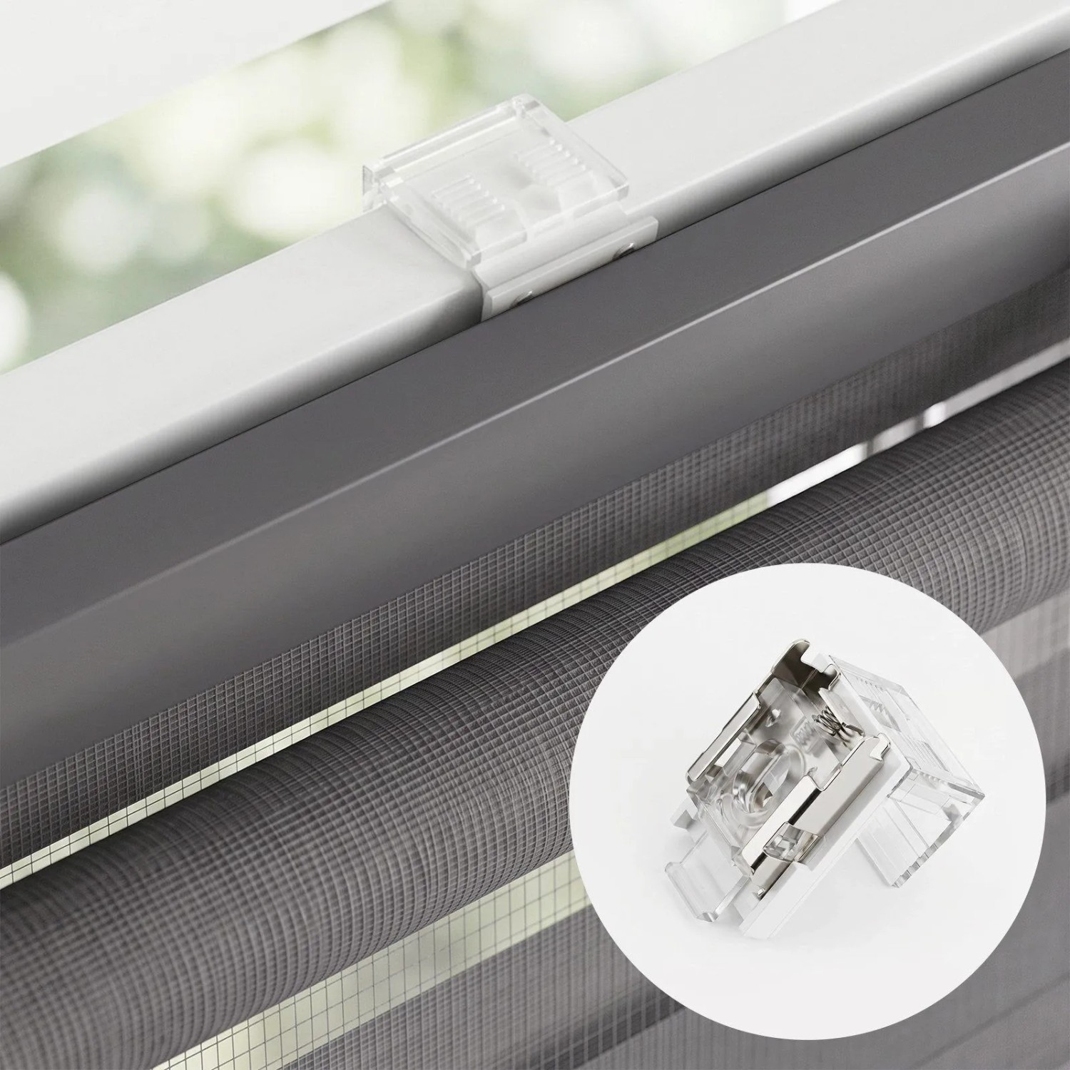 Graues Doppelrollo Klemmfix am Fenster, Detail des Klemmträgers. Duo Rollo für regulierbaren Sichtschutz ohne Bohren.