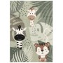 Grüner Kinderteppich mit Safari-Motiv: Zebra, Giraffe und Tiger zwischen Blättern.