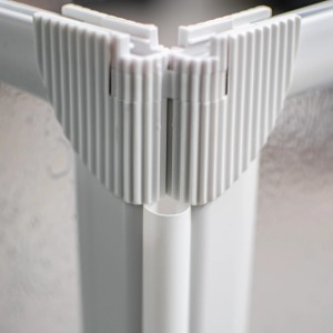 Detailaufnahme: Weißes Schulte Dichtprofil für Badewannenfaltwand, senkrecht.