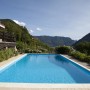 Rechteckiger Steinbach Styropor Pool im Garten mit blauem Wasser und umliegender Natur.