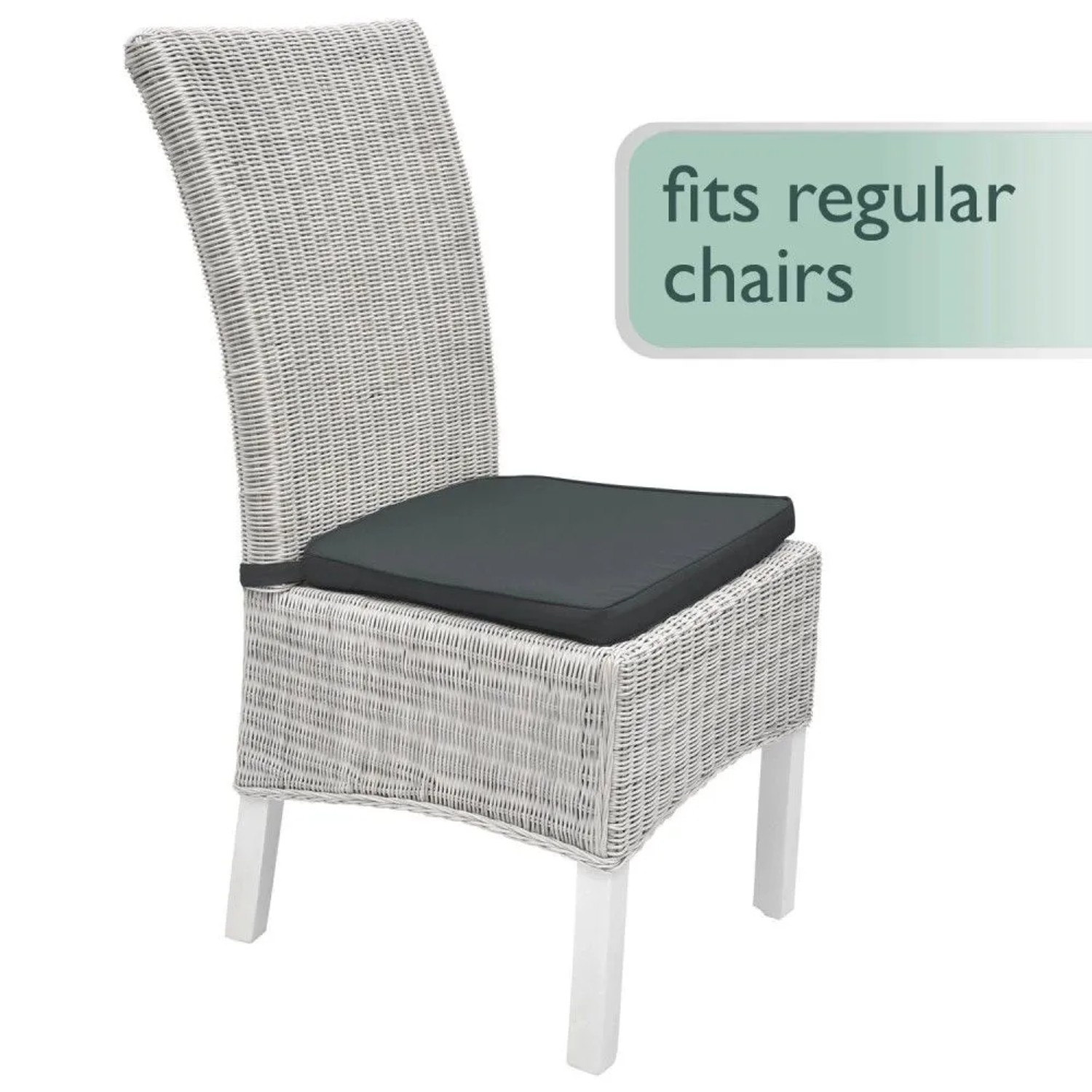 Graphitgraues Beautissu Pia Stuhlkissen auf weißem Rattan-Stuhl. Dickes Sitzkissen mit Befestigungsband für Gartenstühle.