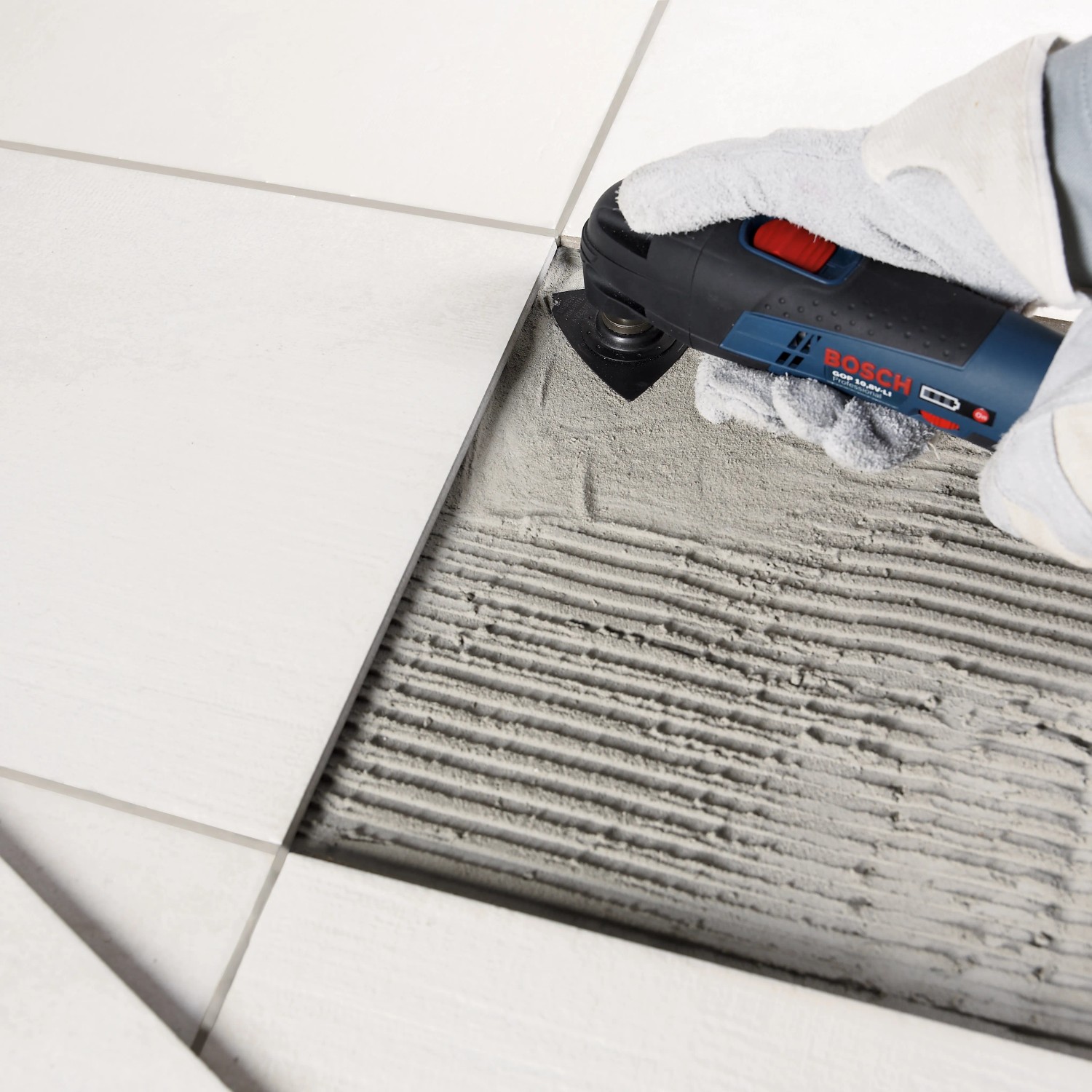 Bosch Starlock Best of Cutting Set im Einsatz zum Fliesenschneiden. Zubehör für Multifunktionswerkzeuge.
