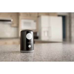 Schwarzes Mr. Beams LED-Nachtlicht MB750 mit Bewegungsmelder vor Küchenhintergrund.