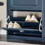 Dunkelblauer schmaler Schuhschrank mit 2 offenen Klappen, in denen Schuhe aufbewahrt werden.