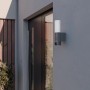 Steinel LED-Außenleuchte L 625 CAM SC mit QHD-Kamera, anthrazit, an Hauswand.