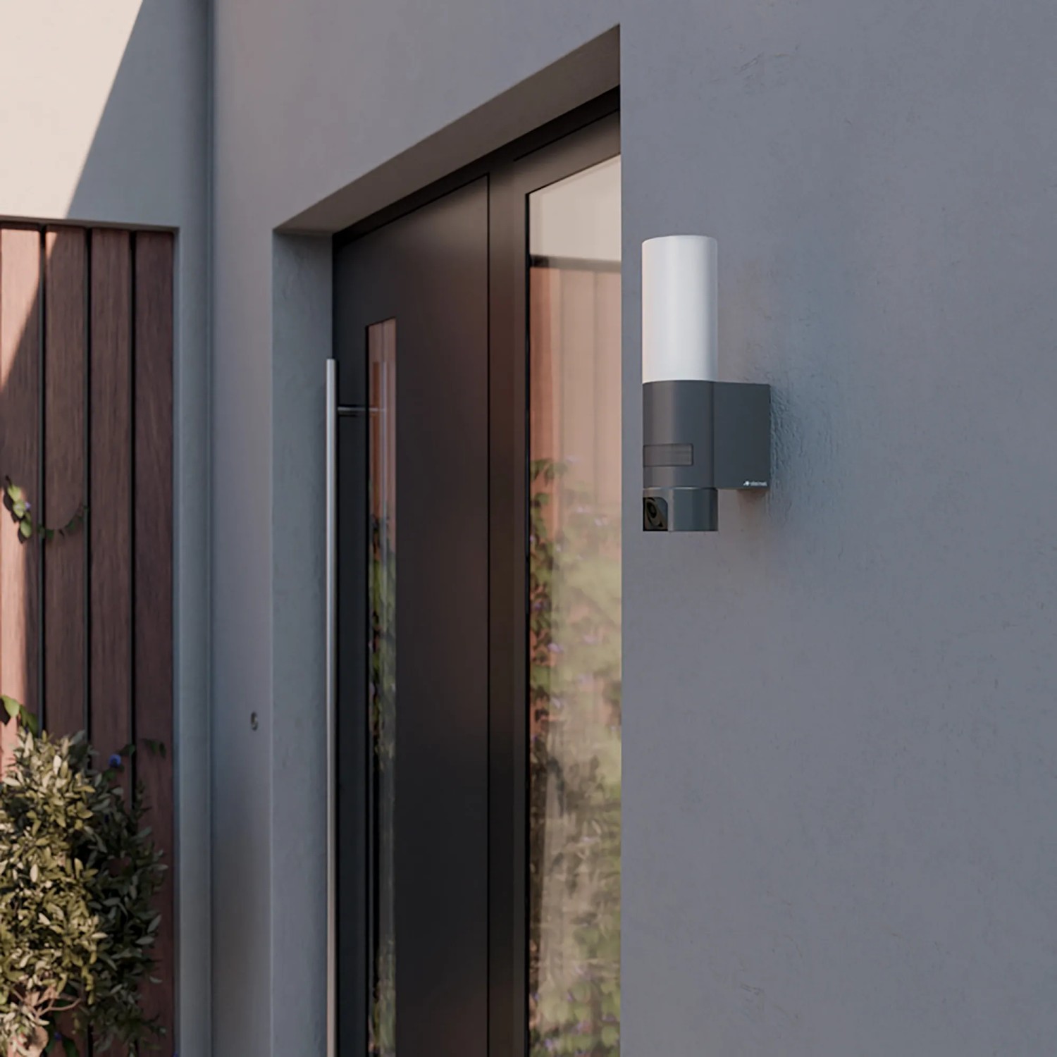 Steinel LED-Außenleuchte L 625 CAM SC mit QHD-Kamera, anthrazit, an Hauswand.